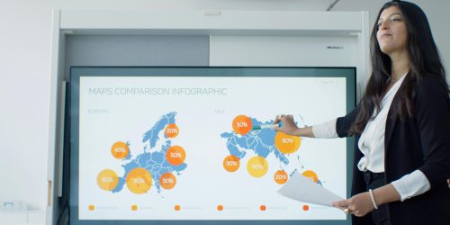 Conferință de business, o persoană prezintă intr-un mediu corporate unde e nevoie de interpretariat